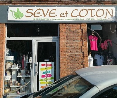 Situé sur la place principale du village de Rieumes